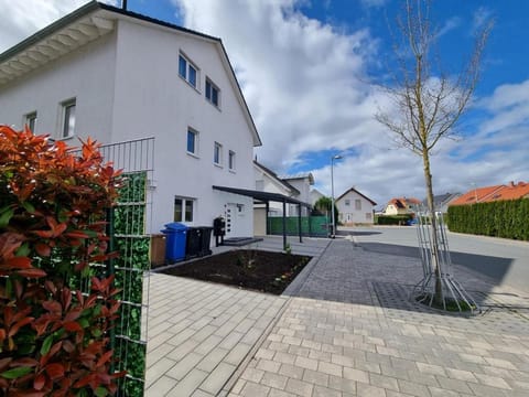 Property building, Spring, Day, Neighbourhood, Garden, Garden view, Street view