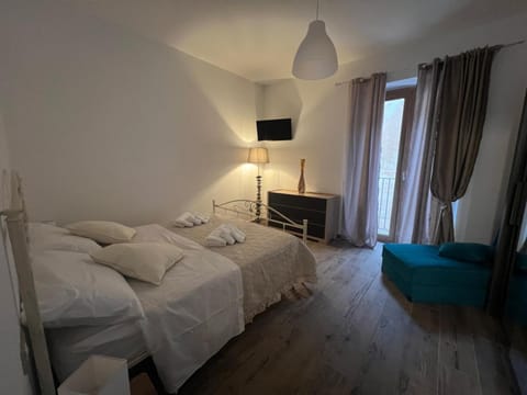 Bed, TV and multimedia, Photo of the whole room, Bedroom, towels