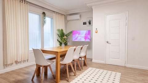 TV and multimedia, Living room, Dining area, air conditioner