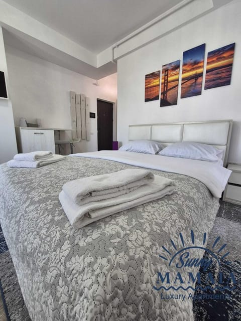 Bed, towels