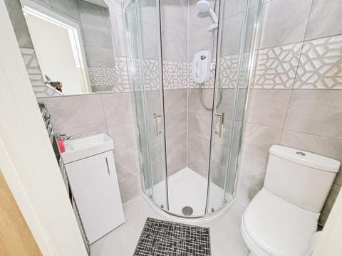 Itohan 3-bed Cottage Flat Apartment in England