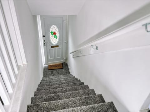 Itohan 3-bed Cottage Flat Apartment in England