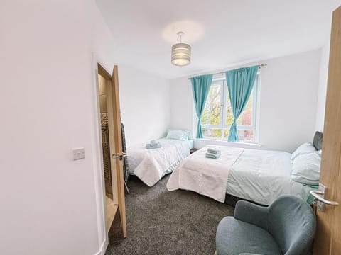 Itohan 3-bed Cottage Flat Apartment in England