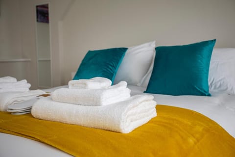 Bed, Bedroom, towels