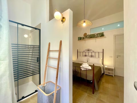 Shower, Bed, Photo of the whole room, Bedroom, towels