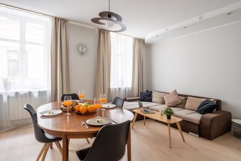 Living room, Food and drinks, Seating area, Dining area