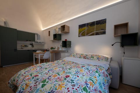 Bed, Kitchen or kitchenette, Dining area