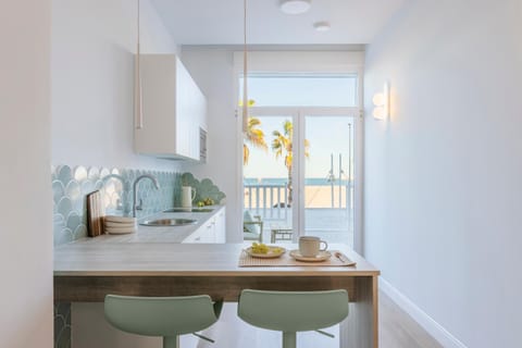Kitchen or kitchenette, Food and drinks, Dining area, Food, minibar
