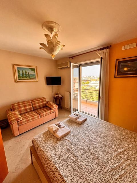 Bed, TV and multimedia, Bedroom, air conditioner