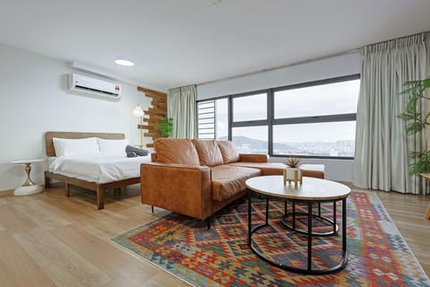 Bed, Living room, Photo of the whole room, Seating area, Bedroom, air conditioner