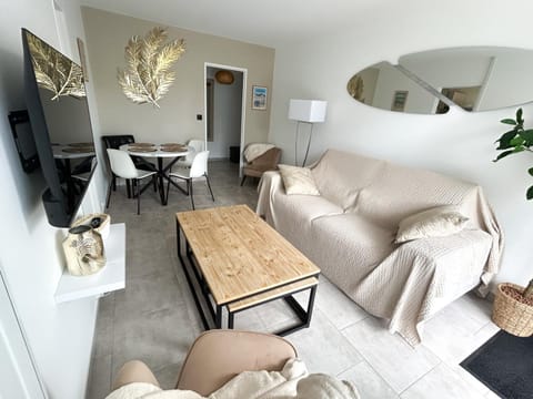 Communal lounge/ TV room, Living room, Seating area, internet