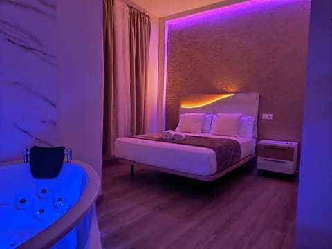 Bed, Hot Tub, Photo of the whole room, Bedroom