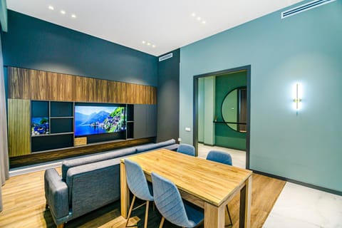 Communal lounge/ TV room, TV and multimedia, Living room, Seating area, Dining area