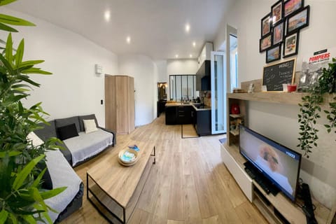 Kitchen or kitchenette, Living room, stove