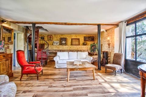 Living room, Seating area