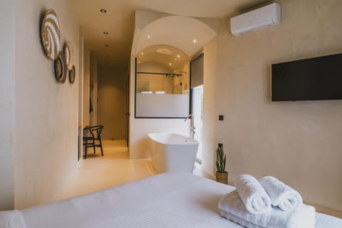 Shower, Bed, TV and multimedia, Bedroom, Bath, towels, air conditioner