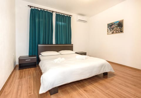 Bed, Photo of the whole room, Bedroom, air conditioner