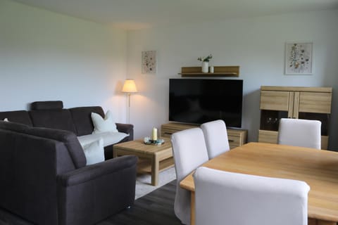 Communal lounge/ TV room, TV and multimedia, Living room, Seating area, Evening entertainment, Food