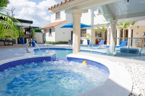 Day, Natural landscape, Hot Tub, Pool view, Swimming pool, sunbed