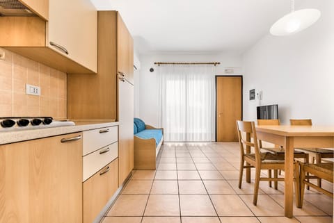 Kitchen or kitchenette, Living room, Seating area, Dining area, stove