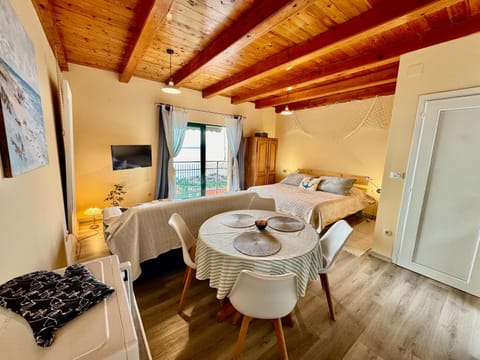 Bed, TV and multimedia, Living room, Photo of the whole room, Seating area, Dining area, Bedroom