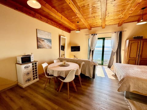 Communal lounge/ TV room, Bed, Natural landscape, TV and multimedia, Kitchen or kitchenette, Photo of the whole room, Dining area, Evening entertainment, Bedroom, minibar, oven