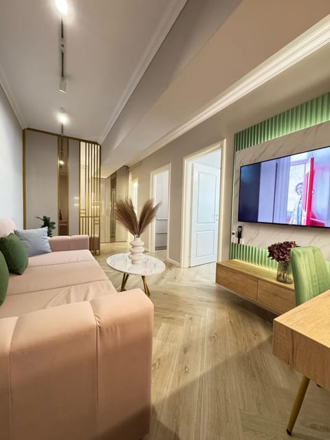 Communal lounge/ TV room, Living room, Seating area, Evening entertainment, Bedroom
