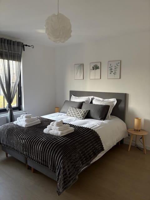 Bed, Bedroom, towels