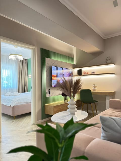Communal lounge/ TV room, Bed, TV and multimedia, Photo of the whole room, Evening entertainment, Bedroom