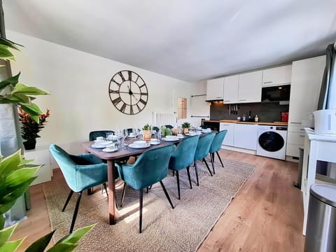 Kitchen or kitchenette, Seating area, Dining area