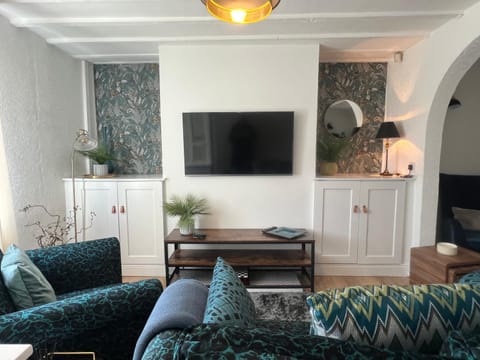 TV and multimedia, Living room, Seating area, Evening entertainment