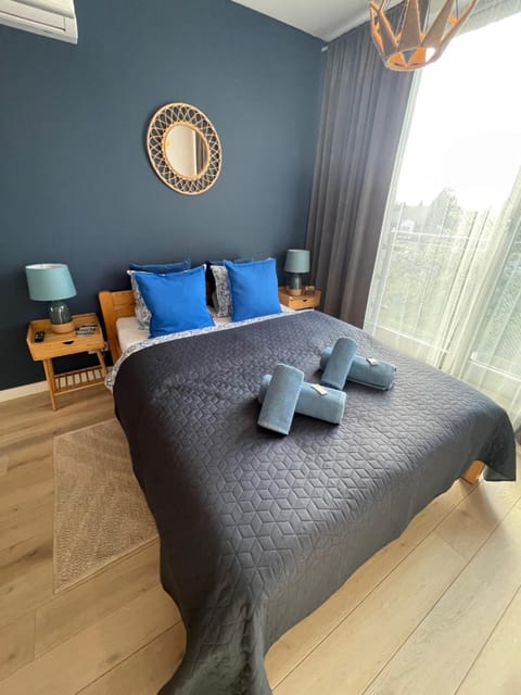 Bed, Living room, Photo of the whole room, Seating area, Bedroom