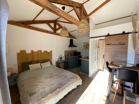 Photo of the whole room, Seating area