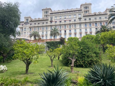 Appartement Ombragé 44m2 Riviera Palace Belle-Epoque, Restomod et Literie Prestige Apartment in Menton