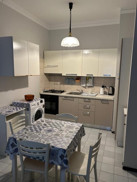 Kitchen or kitchenette, Dining area, stove