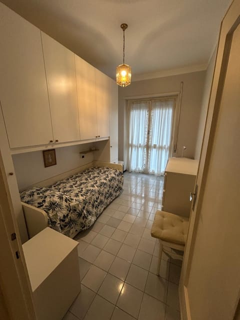 Bed, Kitchen or kitchenette, Seating area, Bedroom