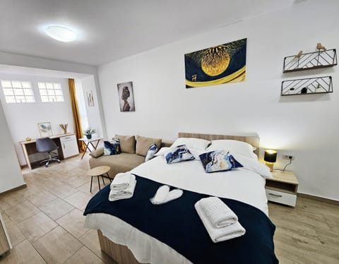 Bed, Living room, Photo of the whole room, Seating area, Bedroom, towels