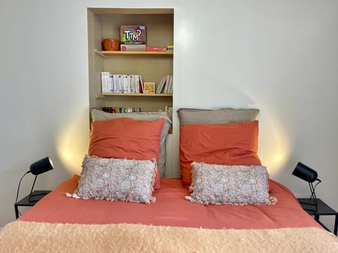 Bed, Library, Photo of the whole room, Bedroom