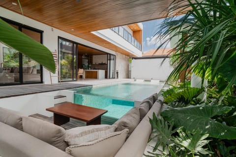 Day, Garden, Seating area, Pool view, Swimming pool, sunbed