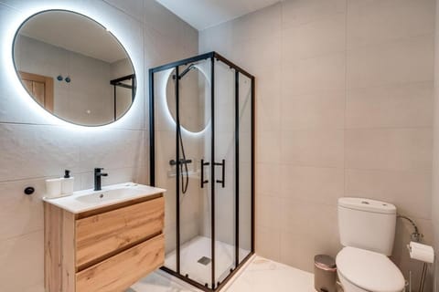 Shower, Toilet, Bathroom, towels