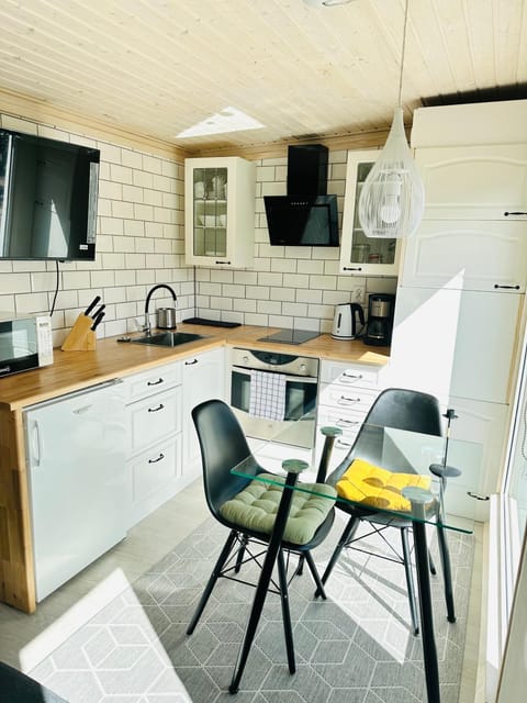 TV and multimedia, Kitchen or kitchenette, Living room, Dining area, oven, stove