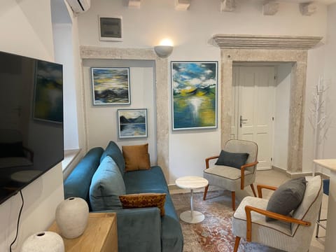 TV and multimedia, Living room, Seating area, air conditioner