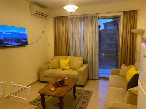 TV and multimedia, Living room, Seating area, air conditioner