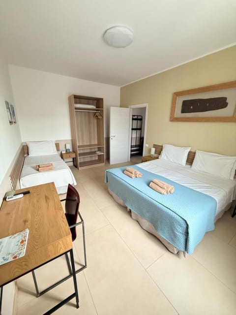 Bedroom, Food, Facility for disabled guests, hair dryier, towels, towels, elevator