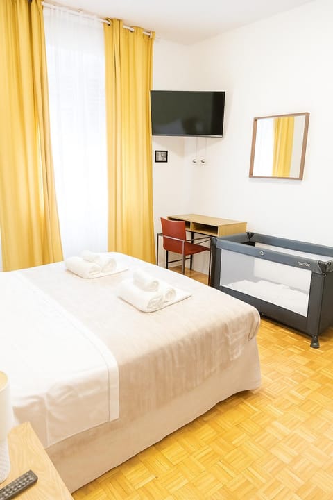 Bedroom, Food, Dinner, children, young children, young children, Facility for disabled guests, towels, towels, elevator