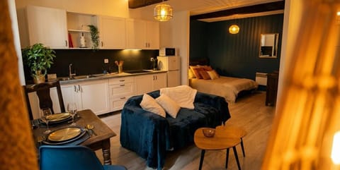 Bed, TV and multimedia, Kitchen or kitchenette, Living room, Photo of the whole room, Seating area, Dining area, Bedroom, minibar