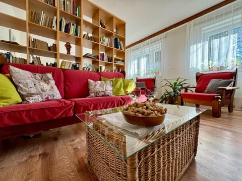 Library, Living room, Seating area