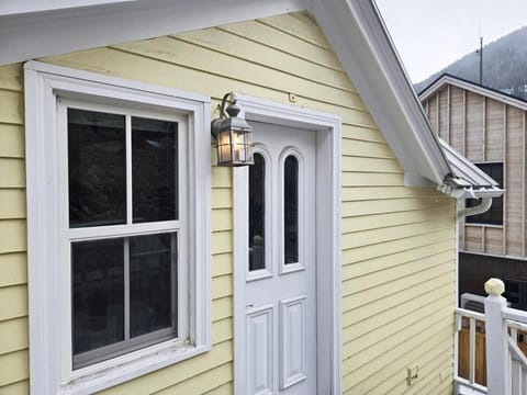 Charming Downtown Apartment in Victorian Home with Mountain Views Apartment in Georgetown