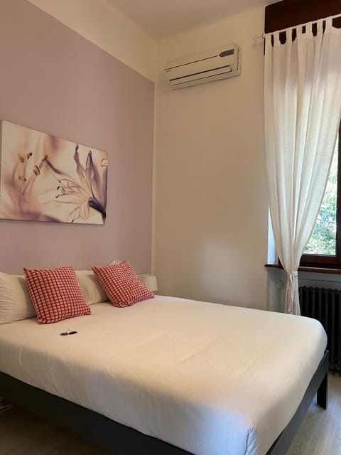 Violet Casa Giulietta House in Desenzano del Garda