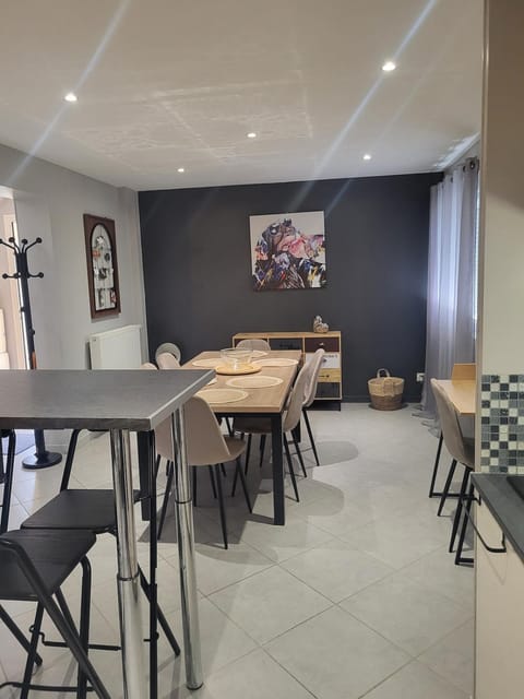 Restaurant/places to eat, Dining area